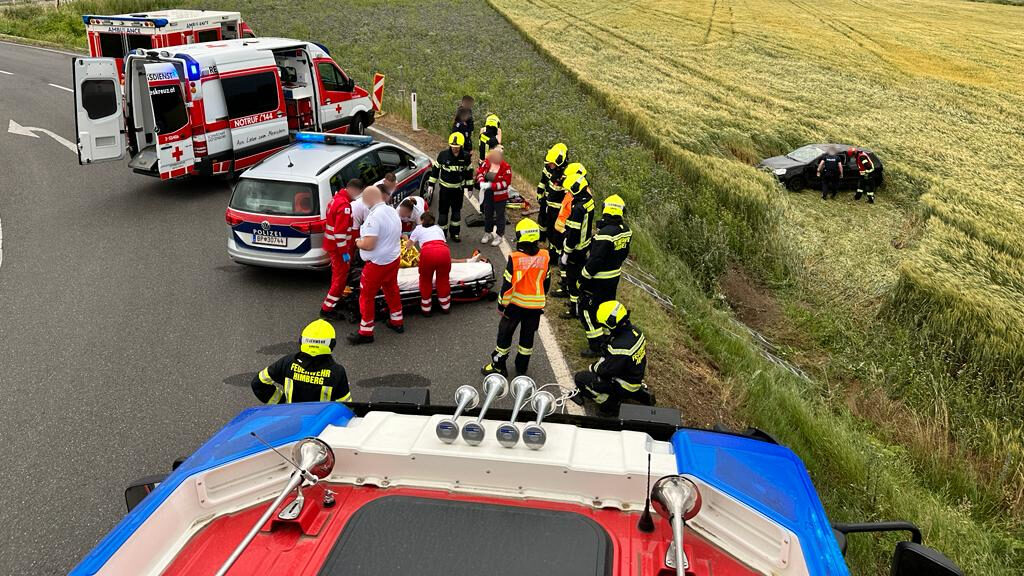 Himberg: Schwerer Verkehrsunfall mit mehrfachen Fahrzeugüberschlag